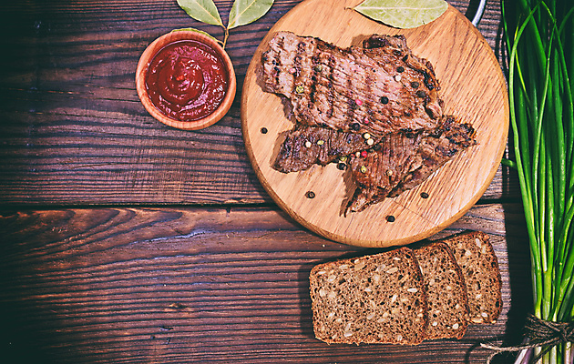 포토 JPG 해외이미지 실내 스테이크 사람없음 하이앵글 소고기 다발 묶기 향신료 후추 파 토마토소스 노끈 호밀빵 나무도마 나무받침 나무탁자 소스그릇 월계수 카피스페이스 해외포토 그릇 줄 빵 뷰포인트 채소 모션 탁자 도마 서양음식 육류 내부 목재 공백 소스_음식 받침대 향미료 파일형식 이미지허브