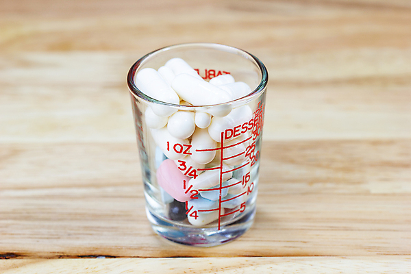 포토 JPG 해외이미지 과학 컨셉 건강 병원 사람없음 치료 컬러풀 알약 약 쌓기 흰색 그룹 약국 오브젝트 처방 조제 돌봄 복용 치유 화학물질 해외포토 컬러 의학 모션 화학 만들기 파일형식 이미지허브