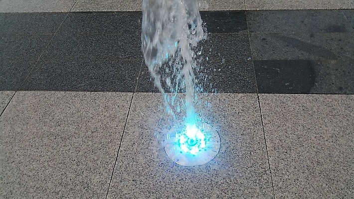 포토 JPG 해외이미지 여행 조명 기념 사람없음 야외 물 파란색 빛 반사 여행객 검은색 축제 공연 도시 액체 개울 떨어짐 야간 저녁 분수 쇼 분무기 멀티미디어 빛망울 샤워실 환상 해외포토 자연요소 컬러 컨셉 사람 이벤트 강 샤워시설 파일형식 이미지허브