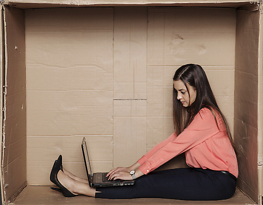 포토 JPG 해외이미지 전신 백인 여자 한명 앉기 성인 옆모습 상자 사무실 비즈니스우먼 갇힘 답답함 성인여자한명만 해외포토 서양인 1 뷰포인트 비즈니스 모션 사람 직장인 감각 여자한명만 성인여자만 파일형식 이미지허브