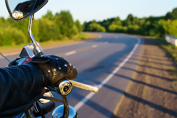 포토 JPG 해외이미지 라이프스타일 손 도로 길 스포츠 여행 장갑 이동 교통시설 모션 손잡이 사람 사람없음 자전거 검은색 거울 운전 차도 오토바이 붓 고속도로 가시 운전사 닫기 승차 오솔길 가죽 방향 피부 속도 스파이크 모터 길가 라이더 레이서 방법 제어 조작 스타일 해외포토 직업 잡화 컬러 교통 컨셉 생활 신체부위 바이크 시설 파일형식 이미지허브