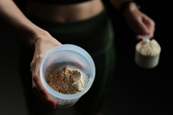 포토 JPG 해외이미지 여자 검은배경 실내 한명 들기 상반신 성인 앞모습 아웃포커스 병 가루 보여주기 단백질 스쿱 성인여자한명만 단백질쉐이크 프로틴파우더 해외포토 1 식기 뷰포인트 백그라운드 모션 촬영기법 사람 내부 검은색 쉐이크 영양소 여자한명만 성인여자만 파일형식 이미지허브