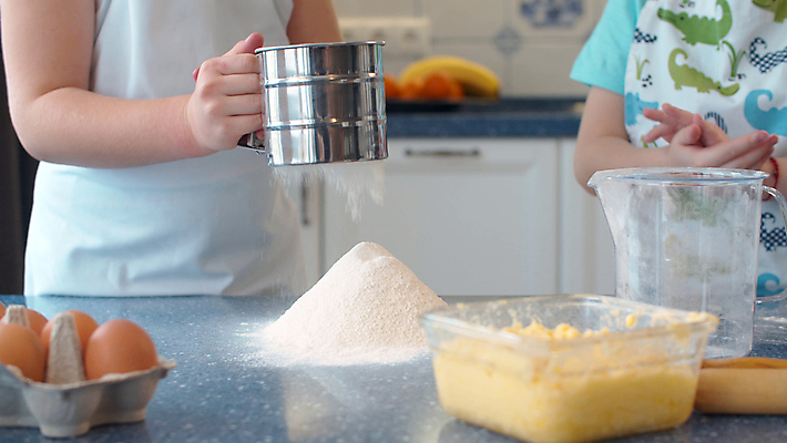 포토 JPG 해외이미지 손 행복 어린이 재료 가족 유리 디저트 주택 함께함 실내 요리 소년 취미 사람없음 쿠키 주방 요리사 앞치마 기쁨 빵집 도움 사발 붓기 달콤 설탕 준비 반죽 만들기 밀가루 레시피 언니 남동생 섞기 페스츄리 해외포토 직업 남자 감정 음식 빵 컨셉 관계 모션 재질 사람 내부 건물 신체부위 상점 사기그릇 맛 가루 자매 동생 파일형식 이미지허브