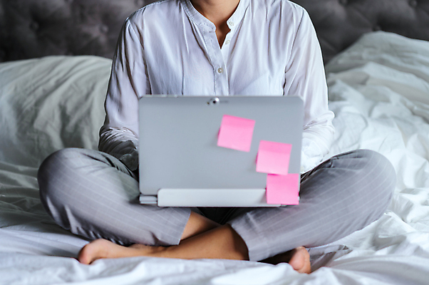 포토 JPG 해외이미지 직업 학생 라이프스타일 여자 교육 백그라운드 인터넷 비즈니스 통신 노동자 주택 직장 사람 앉기 성인 사람없음 노트북 컴퓨터 사무실 공책 공백 방 흰색 타이핑 업무 비즈니스우먼 네트워크 연결 디자이너 무선전화기 온라인 마케팅 프리랜서 목업 해외포토 컬러 회사 모션 문구용품 건물 생활 전자제품 작업 직장인 전화기 파일형식 이미지허브