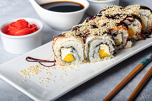 포토 JPG 해외이미지 접시 회색배경 실내 사람없음 초밥 간장 종지 깨 나무젓가락 롤스시 생강초절임 캘리포니아롤 일본음식 해외포토 그릇 식기 음식 백그라운드 식재료 젓가락 내부 회색 양념 조미료 절임 파일형식 이미지허브