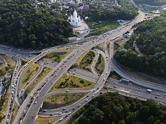 포토 JPG 해외이미지 여행 비즈니스 건축양식 교통시설 자동차 안테나 풍경 사람없음 건물 여름 도시풍경 운전 도시 고가도로 고속도로 정상 잼 방향 교차로 출퇴근 바쁨 스카이라인 루트 우크라이나 조감도 해외포토 건축물 계절 건축 유럽 도로 길 육상교통 교통 통신 모션 소스_음식 시설 파일형식 이미지허브