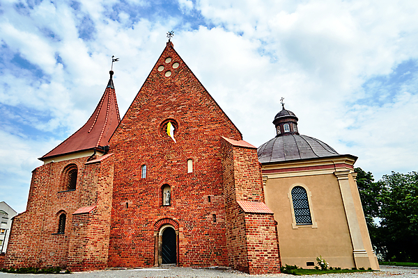 포토 JPG 해외이미지 나무 구름 유럽 종교 벽 십자가 건축양식 창문 하늘 벽돌 사람없음 빨간색 교회 문 도시 중세 역사 묘사 폴란드 고딕 정문 해외포토 자연요소 식물 건축 나라 컬러 종교건축 건물 파일형식 이미지허브