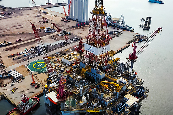 포토 JPG 해외이미지 식물 산업 바다 비즈니스 하늘 아침 해변 사람없음 물 강 환경 항구 힘 기계 장비 에너지 탐험 화물 보트 휘발유 석유 컨테이너 조선소 기중기 함선 연료 가스 포트 자원 단상 폴란드 내추럴 조작 해외포토 주간 자연요소 유럽 배_교통 교통시설 운송업 중장비 파일형식 이미지허브