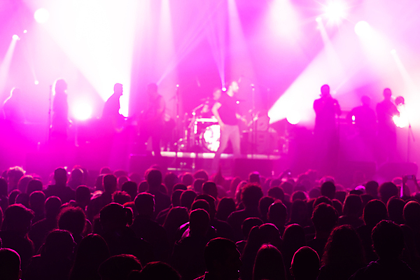 포토 JPG 해외이미지 실루엣 음악 분홍색 여러명 뒷모습 빛 축제 콘서트 군중 스포트라이트 해외포토 뷰포인트 컬러 다수 문화예술 촬영기법 사람 공연 파일형식 이미지허브