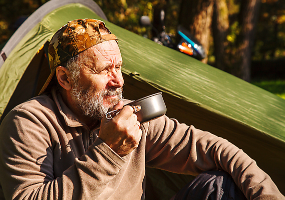 포토 JPG 해외이미지 라이프스타일 계절 남자 행복 음료 여행 자연 성공 휴가 휴식 텐트 한명 앉기 성인 야외 초록색 여름 파란색 태양 여행객 금속 맑음 머그컵 오토바이 표현 차 숲 휴대용 난로 끓이기 옛날 해외포토 자연요소 1 감정 컬러 컨셉 모션 재질 날씨 캠핑도구 사람 생활 컵 바이크 난방기 오브젝트 생태계 파일형식 이미지허브