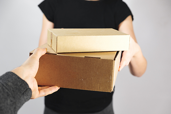 포토 JPG 해외이미지 손 컨셉 안전 사람없음 두명 상자 우체부 오브젝트 주기 패키지 편지쓰기 해외포토 직업 모션 사람 신체부위 기록 편지 파일형식 이미지허브