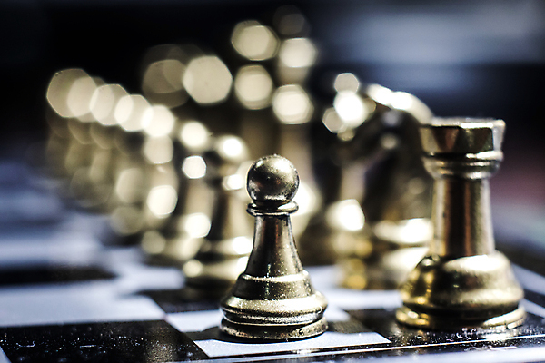 포토 JPG 해외이미지 손 디자인 실루엣 스포츠 조각 백그라운드 컨셉 비즈니스 모션 놀이 성공 추상 사람없음 목재 사무실 검은색 힘 경쟁 도전 수확 게임 흰색 우승 황금 체스말 체스 은색 계획 위험 대표 왕 리더 싸움 정사각형 패배 체스판 전략 장군 여왕 승자 지능 필승 해외포토 도형 나무 직업 컬러 무늬 농업 재료 촬영기법 신체부위 최고 말_게임 파일형식 이미지허브