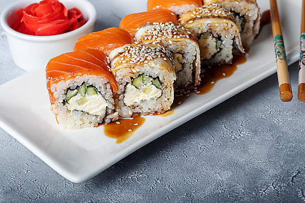 포토 JPG 해외이미지 접시 회색배경 실내 사람없음 초밥 종지 깨 나무젓가락 롤스시 생강초절임 연어회 캘리포니아롤 일본음식 해외포토 그릇 식기 음식 백그라운드 식재료 젓가락 내부 회색 생선회 조미료 연어 절임 파일형식 이미지허브