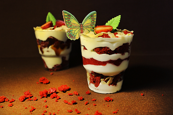 포토 JPG 해외이미지 나비 딸기 아이스크림 사람없음 장식 달콤 컵케이크 허브 부스러기 해외포토 식물 곤충 과일 디저트 케이크 맛 파일형식 이미지허브