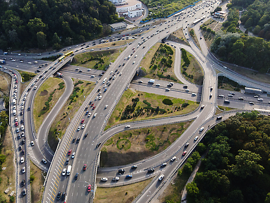 포토 JPG 해외이미지 여행 비즈니스 건축양식 교통시설 자동차 안테나 풍경 사람없음 건물 여름 도시풍경 운전 도시 고가도로 고속도로 정상 잼 방향 교차로 출퇴근 바쁨 스카이라인 루트 우크라이나 조감도 해외포토 건축물 계절 건축 유럽 도로 길 육상교통 교통 통신 모션 소스_음식 시설 파일형식 이미지허브