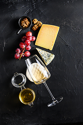 포토 JPG 해외이미지 와인잔 포도 검은배경 유리병 사람없음 화이트와인 안주 호두 꿀 조각치즈 까망베르치즈 해외포토 조각 백그라운드 술잔 과일 병_용기 치즈 와인 검은색 견과류 파일형식 이미지허브