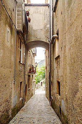 포토 JPG 해외이미지 유럽 벽 여행 건축양식 창문 휴가 거리 주택 사람없음 건물 문 마을 이탈리아 골동품 발코니 바위 도시 역사 보행로 야간 아치 좁은 타운 남쪽 셔터 방법 옛날 스타일 해외포토 자연요소 건축물 건축 나라 길 돌_바위 방향 파일형식 이미지허브