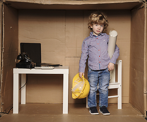 포토 JPG 해외이미지 전신 응시 남자 어린이 비즈니스 한명 서기 들기 소년 앞모습 컴퓨터 상자 사무실 장비 슬픔 업무 비즈니스맨 체험 계획 헬멧 작음 전화기 소년만 소년한명만 해외포토 1 시선 감정 뷰포인트 컨셉 모션 사람 전자제품 작업 직장인 보호장비 크기 남자만 남자한명만 어린이만 파일형식 이미지허브