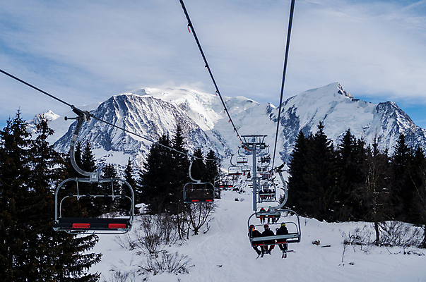 포토 JPG 해외이미지 나무 라이프스타일 계절 유럽 스포츠 여행 겨울 의자 교통시설 자연 하늘 휴가 스키 산 사람 앉기 풍경 경사 사람없음 야외 파란색 추위 프랑스 흰색 승차 휴양지 알프스 리프트 침엽수 슬로프 샤모니 해외포토 식물 나라 컬러 가구 교통 모션 겨울스포츠 스키장 생활 장소 시설 생태계 파일형식 이미지허브