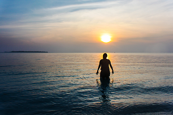 포토 JPG 해외이미지 구름 여자 실루엣 바다 섬 놀이 하늘 휴가 그림자 풍경 사람없음 물 여름 파란색 컬러풀 태양 일출 일몰 새벽 젖음 흰색 황금 해외포토 자연요소 계절 컬러 촬영기법 사람 노을 파일형식 이미지허브