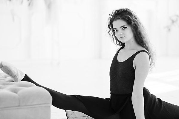 포토 JPG 해외이미지 전신 백인 여자 흑백 실내 한명 사람 성인 옆모습 우아함 발레 발레리나 발레복 다리찢기 성인여자한명만 해외포토 서양인 1 옷 뷰포인트 컨셉 모션 촬영기법 내부 춤 여자한명만 성인여자만 파일형식 이미지허브