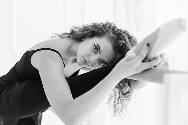 포토 JPG 해외이미지 백인 여자 흑백 실내 숙이기 한명 사람 상반신 성인 옆모습 잡기 우아함 발레 발레리나 발레복 다리들기 성인여자한명만 해외포토 서양인 1 옷 뷰포인트 포즈 컨셉 모션 촬영기법 내부 춤 여자한명만 성인여자만 파일형식 이미지허브