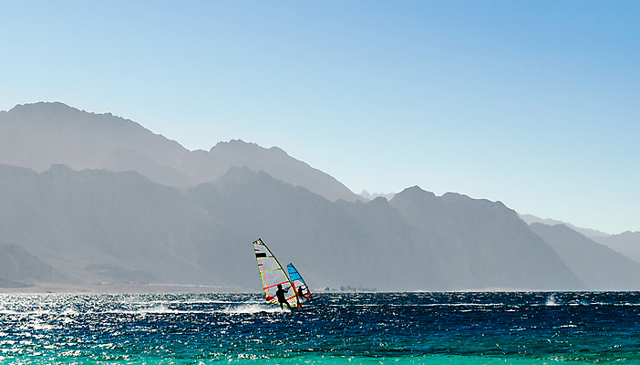 포토 JPG 해외이미지 주간 스포츠 파도 바다 풍경 성인 야외 두명 여름 맑음 윈드서핑 승차 성인만 수평선 해외포토 자연요소 계절 모션 날씨 사람 수상스포츠 파일형식 이미지허브