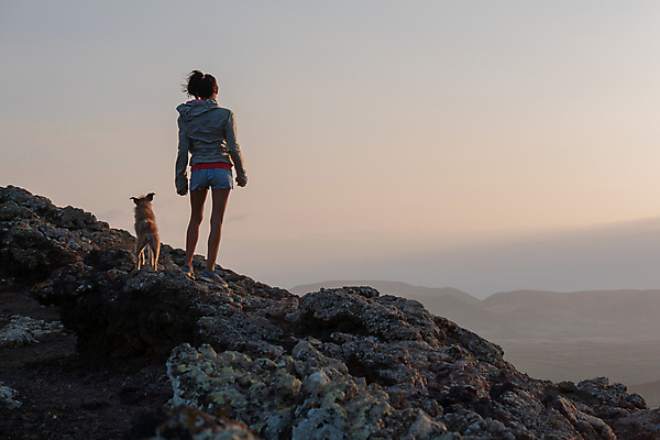 포토 JPG 해외이미지 라이프스타일 여자 행복 스포츠 여행 백그라운드 배낭 자연 하늘 성공 휴가 산 한명 풍경 야외 걷기 계곡 일몰 등산 트래킹 하이킹 자유 개 정상 고도 언덕 화산 마스코트 백패커 절정 하이커 수평선 해외포토 1 감정 컨셉 가방 포유류 모션 레저 사람 생활 노을 생태계 파일형식 이미지허브