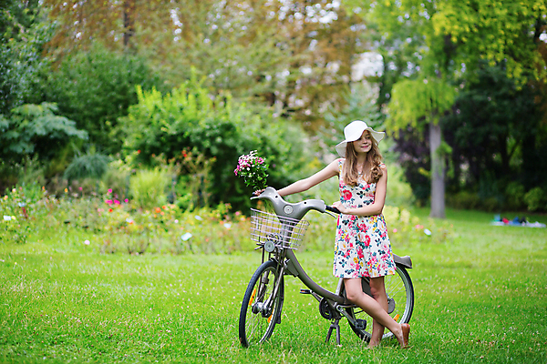 포토 JPG 해외이미지 드레스 공원 꽃 유럽 자연 휴가 한명 사람 야외 초록색 여름 자전거 흰색 시골 긍정 해외포토 식물 1 옷 계절 공공시설 나라 컬러 컨셉 바이크 생태계 파일형식 이미지허브