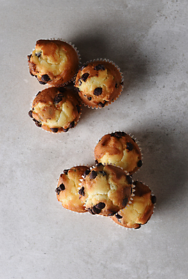 포토 JPG 해외이미지 종이 음식 디저트 사람없음 컵 세로 우주 케이크 초콜릿 빵집 대접 신선 황금 달콤 맛 아침식사 정상 컵케이크 굽기 포장지 머리위 머핀 정물화 핸드메이드 해외포토 식기 빵 컨셉 포장 상점 식사 구이 그림 파일형식 이미지허브