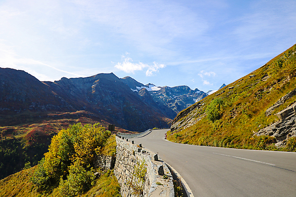 포토 JPG 해외이미지 구름 공원 유럽 도로 여행 곡선 자연 하늘 산 파노라마 숙이기 풍경 사람없음 야외 초록색 여름 파란색 침묵 고속도로 오스트리아 숲 땅 언덕 알프스 통과 방법 전국 절정 지질학 해외포토 자연요소 계절 공공시설 교육 나라 길 선 컬러 포즈 교통시설 촬영기법 소리 생태계 파일형식 이미지허브