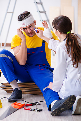 포토 JPG 해외이미지 전신 여자 남자 노동자 실내 앉기 성인 두명 앞모습 뒷모습 치료 환자 의사 찡그림 성인만 해외포토 직업 뷰포인트 의학 모션 표정 사람 내부 의료진 파일형식 이미지허브