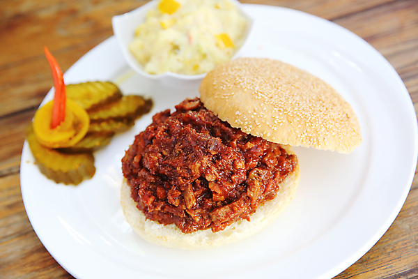 포토 JPG 해외이미지 접시 사람없음 샐러드 햄버거 피클 나무탁자 햄버거빵 해외포토 식기 음식 빵 탁자 패스트푸드 절임 파일형식 이미지허브