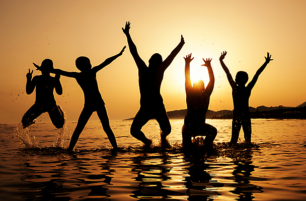 포토 JPG 해외이미지 주간 전신 여자 남자 실루엣 어린이 바다 포즈 함께함 여러명 야외 여름 여름휴가 바캉스 노을 점프 만세 즐거움 어린이만 해외포토 자연요소 계절 감정 다수 컨셉 모션 휴가 촬영기법 사람 파일형식 여름_계절 이미지허브