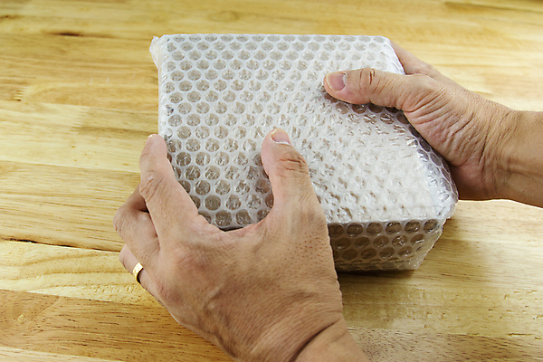 포토 JPG 해외이미지 손 남자 종이 백그라운드 쿠션 돈 패턴 가방 포장 추상 스트레스 안전 사람없음 초록색 상자 사무실 우주 거품 덮개 흰색 투명 닫기 보호 상품 플라스틱 서비스 질감 팩 패키지 해결 취급주의 해외포토 잡화 컬러 컨셉 무늬 비즈니스 모션 재질 경고 사람 신체부위 화장품 뚜껑 재산 파일형식 이미지허브