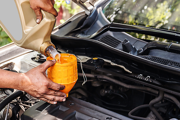 포토 JPG 해외이미지 직업 손 산업 백그라운드 비즈니스 교통시설 자동차 노동자 안전 사람 사람없음 상점 기계 장비 흰색 공구 업무 작업실 기술자 변화 붓기 수리 닫기 역 휘발유 서비스 연료 가스 엔진 정비공 모터 유지 디젤 자동 차고 해외포토 육상교통 컬러 교통 컨셉 모션 신체부위 도구 작업 석유 시설 파일형식 이미지허브