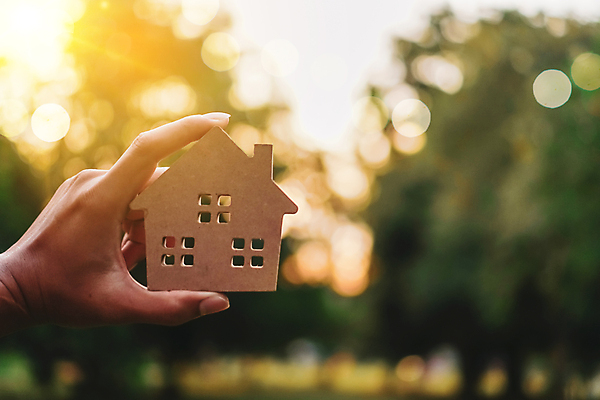 포토 JPG 해외이미지 주간 손 부동산 들기 야외 아웃포커스 신체부위 보케 건축모형 집모양 해외포토 자연요소 모양 모션 촬영기법 사람 모형 재산 파일형식 이미지허브