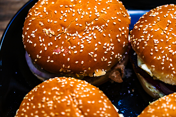 포토 JPG 해외이미지 접시 백그라운드 탁자 근접촬영 사람없음 햄버거 햄버거빵 해외포토 식기 빵 뷰포인트 가구 패스트푸드 파일형식 이미지허브