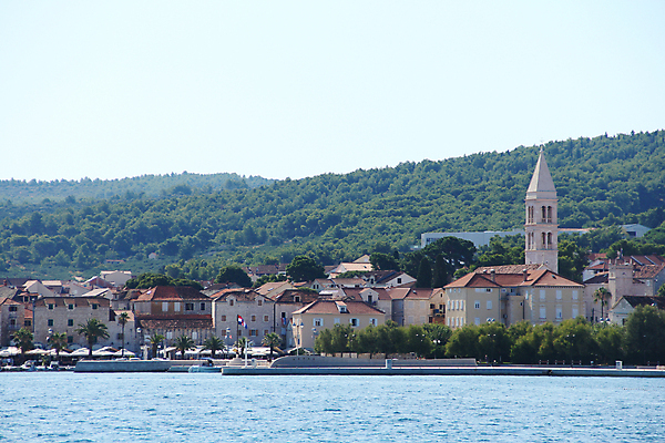 포토 JPG 해외이미지 유럽 바다 섬 여행 자연 하늘 휴가 주택 항해 풍경 해변 사람없음 물 여름 파란색 교회 여행객 마을 탑 항구 산책로 만 보트 역사 지중해 포트 타운 크로아티아 옛날 파라다이스 해외포토 자연요소 건축물 계절 나라 길 컬러 배_교통 종교건축 교통시설 사람 건물 도시 생태계 파일형식 이미지허브