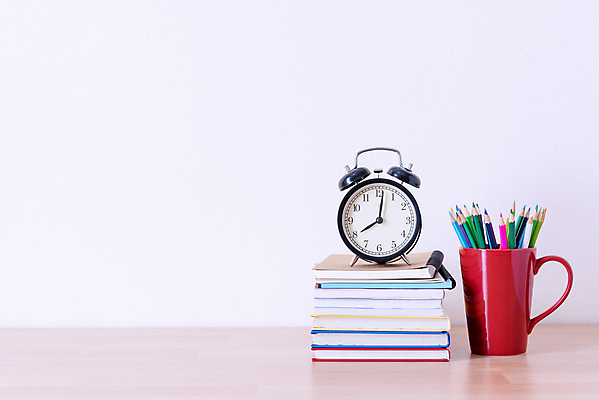 포토 JPG 해외이미지 템플릿 디자인 벽 백그라운드 비즈니스 탁자 주택 프레임 직장 사람없음 내부 장식 책 노트북 컴퓨터 사무실 유행 우주 공백 방 흰색 업무 작업실 정상 디자이너 책상 거짓 목업 스타일 미니멀 해외포토 직업 컬러 가구 회사 건물 전자제품 작업 파일형식 이미지허브