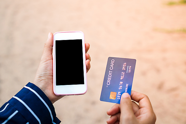 포토 JPG 해외이미지 주간 손 모바일 들기 야외 신체부위 스마트폰 신용카드 온라인쇼핑 모바일쇼핑 해외포토 자연요소 모션 사람 금융 핸드폰 스마트기기 쇼핑 온라인 파일형식 이미지허브