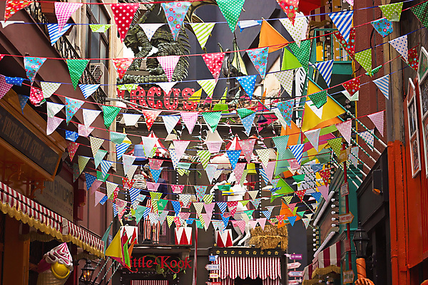 포토 JPG 해외이미지 배너 유럽 문화 선 줄 여행 패턴 거리 기념 매달리기 이벤트 사람없음 장식 컬러풀 파티 여행객 환경 식당 축제 화환 축하 깃발 도시 바 센터 삼각형 그리스 아테네 방문 공평 그리스인 스타일 해외포토 도형 서양인 꽃 나라 컬러 컨셉 무늬 모션 사람 상점 파일형식 이미지허브