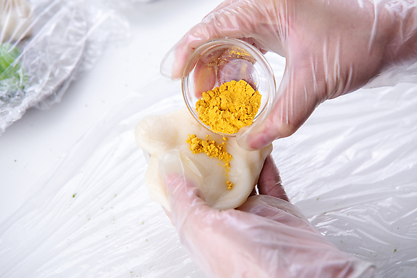 포토 JPG 해외이미지 손 디저트 실내 요리 들기 신체부위 제과 붓기 가루 반죽 요리중 월병 해외포토 음식 모션 사람 내부 제과제빵 과자 중국전통 파일형식 이미지허브