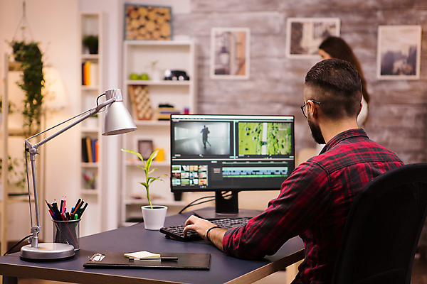 포토 JPG 해외이미지 남자 화분 실내 한명 상반신 성인 뒷모습 그래픽 모니터 스탠드 키보드 연필꽂이 그래픽디자이너 서류판 성인남자한명만 영상편집 해외포토 1 뷰포인트 문구용품 조명 사람 내부 컴퓨터 사무용품 디자이너 남자한명만 성인남자만 파일형식 이미지허브