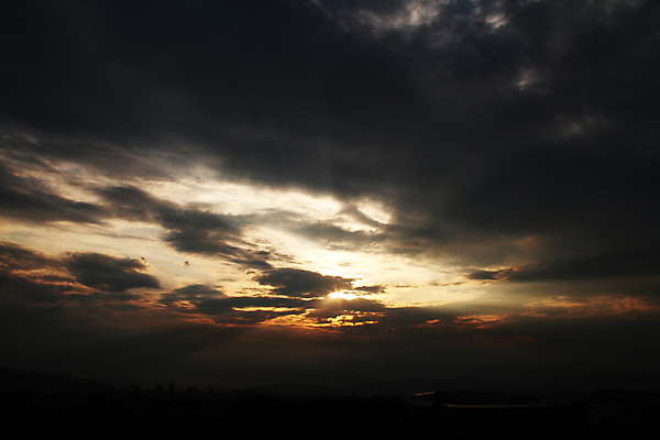 포토 JPG 해외이미지 구름 백그라운드 오렌지 자연 하늘 사람없음 빨간색 컬러풀 햇빛 태양 일출 보라색 황혼 일몰 새벽 광선 소용돌이 뜨거움 영혼 변화 황금 야간 신비 열정 천국 웅장함 해외포토 자연요소 감정 컬러 컨셉 과일 노을 회오리 생태계 파일형식 이미지허브