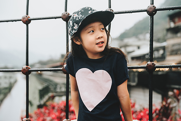 포토 JPG 해외이미지 라이프스타일 딸 행복 어린이 여행 컨셉 휴가 한명 동양인 야외 수확 복고 힙스터 해외포토 1 패션 감정 농업 가족 사람 인종 생활 파일형식 이미지허브