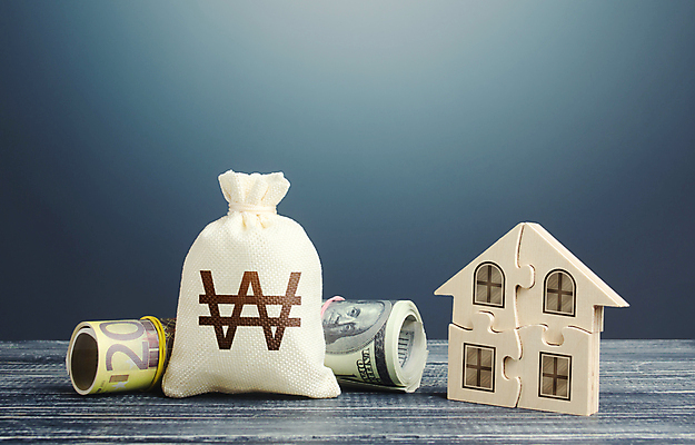 포토 JPG 해외이미지 컨셉 돈 회색배경 부동산 사람없음 원화 퍼즐 돈자루 재산 돈다발 가격 건축모형 가치 평가 해외포토 백그라운드 금융 모형 회색 파일형식 이미지허브