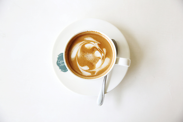 포토 JPG 해외이미지 커피 실내 사람없음 하이앵글 흰색 라떼 라떼아트 해외포토 음료 뷰포인트 컬러 내부 그림 파일형식 이미지허브