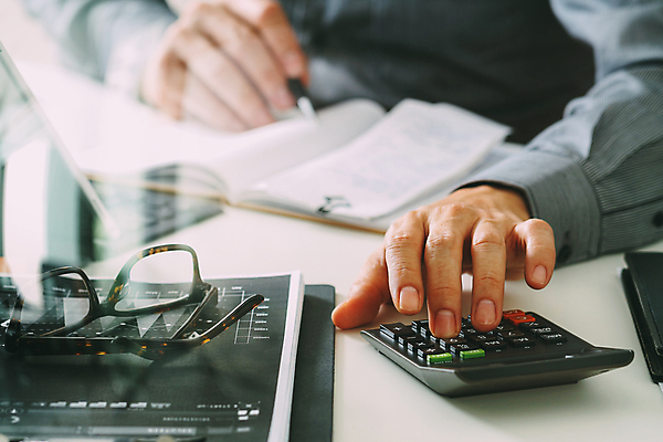 포토 JPG 해외이미지 직업 학생 손 남자 비즈니스 탁자 성공 노동자 직장 관리 사람 사람없음 금융 노트북 스마트폰 컴퓨터 사무실 펜 공책 자료 계산기 흰색 기록 업무 작업 비즈니스맨 수학 스마트 책상 보고서 문서 투자 보험 계좌 세금 비용 해외포토 컬러 가구 컨셉 회사 교과목 문구용품 신체부위 경제 전자제품 핸드폰 스마트기기 필기구 장비 직장인 파일형식 이미지허브