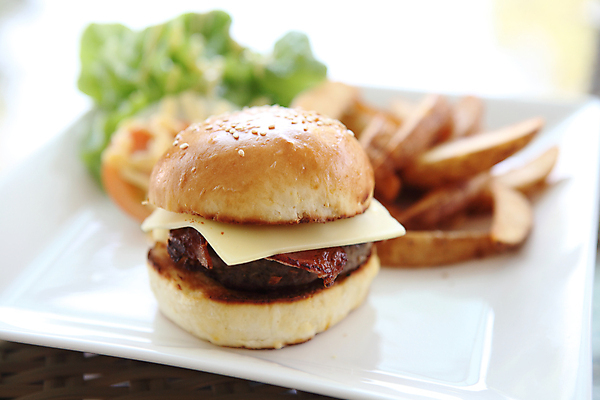 포토 JPG 해외이미지 접시 백그라운드 사람없음 아웃포커스 샐러드 햄버거 상추 웨지감자 해외포토 식기 음식 채소 감자 패스트푸드 촬영기법 감자요리 파일형식 이미지허브